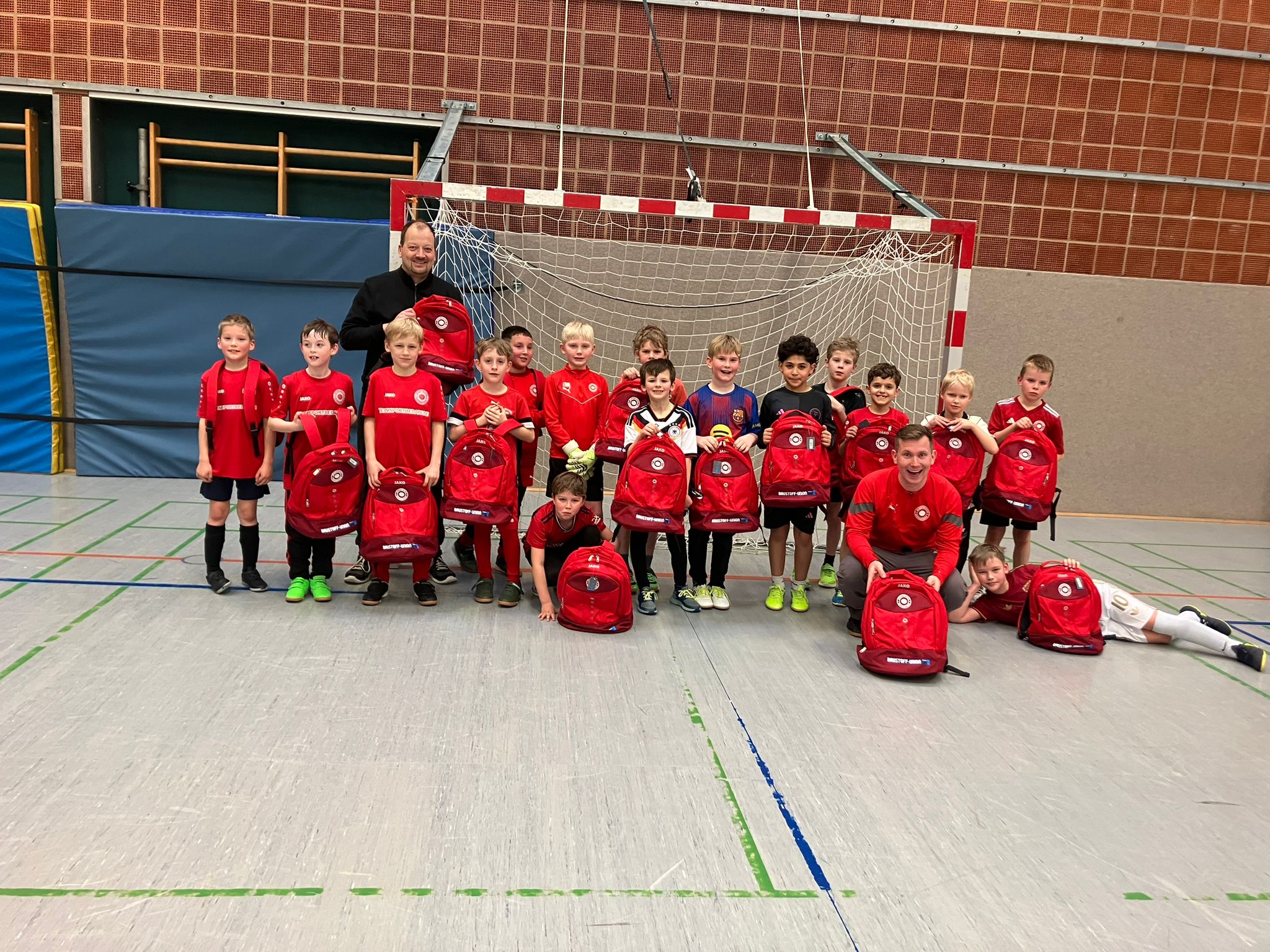 Mehr über den Artikel erfahren Neue Rucksäcke für unsere F‑Jugend!